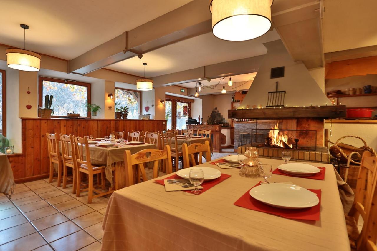 Hotel Restaurant Gites Les 5 Saisons Freissinieres Exterior photo
